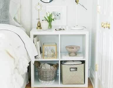 Comodino realizzato con la mensola KALLAX.