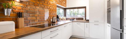 Cucina bianca e in legno.