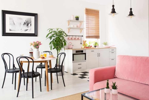 Cucina con divano rosa.