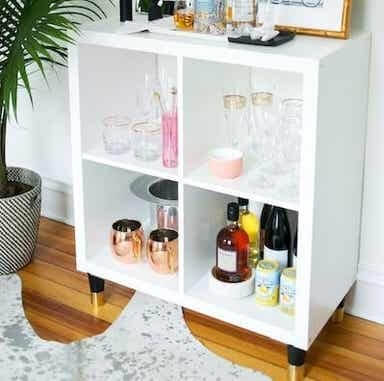 Minibar realizzato con uno scaffale KALLAX di IKEA.