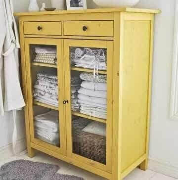 Mobile giallo per il bagno.