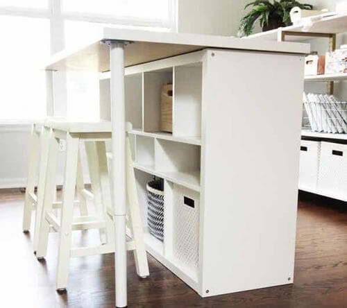 Scrivania con mobile.