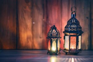 Decorare lo spazio sopra i mobili alti: i nostri trucchi