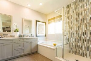 Come creare una parete di contrasto in bagno