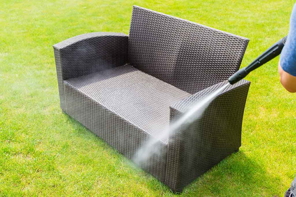 Impariamo a pulire i mobili da giardino