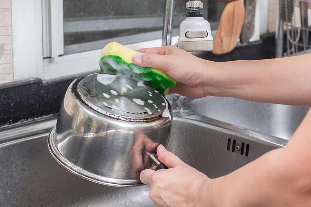 Trucchi virali per pulire le pentole e il mixer
