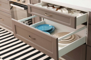 Cose che non dovreste tenere negli armadietti della cucina