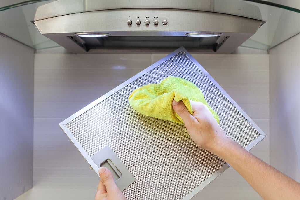 Puliamo la cappa della cucina!