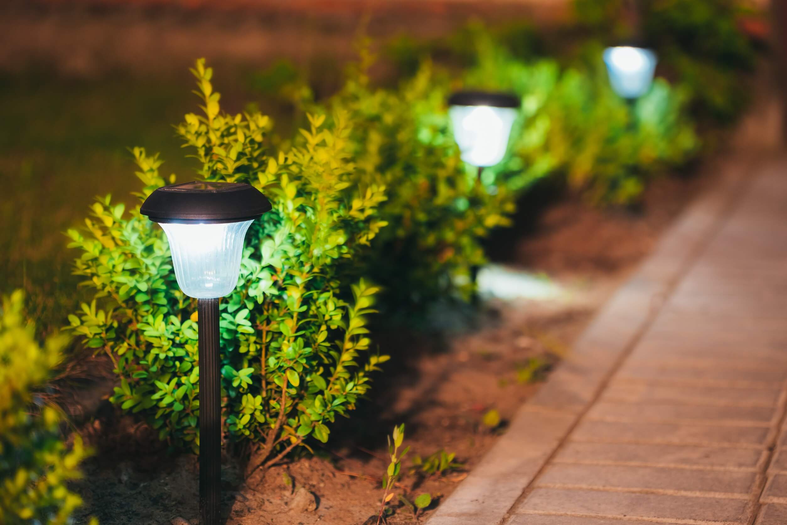 Come scegliere il lampione solare adatto al tuo giardino